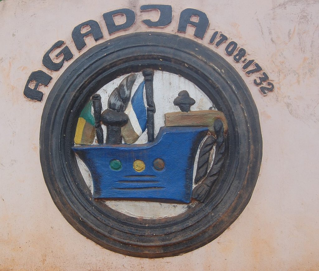Symbol of Agadja, King of Dahomey, on the wall of Palace Goho in Abomey. Photo Credit: © Adoscam via Wikimedia Commons.
